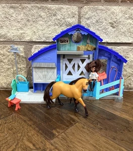 Spirit Riding Free Spirit & Lucky Grooming Paddock Barn - TOP Zustand - Bild 1 von 17