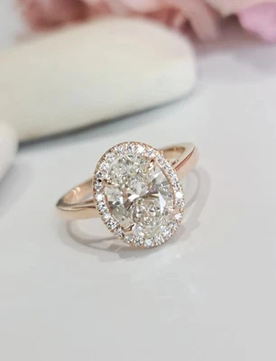 Anillo de compromiso de oro amarillo de 14 k con halo de diamantes cultivados en laboratorio G/VS1 de corte ovalado de 4,00 quilates Foto 1 de 4