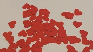 💕 Mindestens 100 Mini Herzchen 💕 Liebes Brief Konfetti Streudeko Stanzteile 💕 - Bild 1 von 5