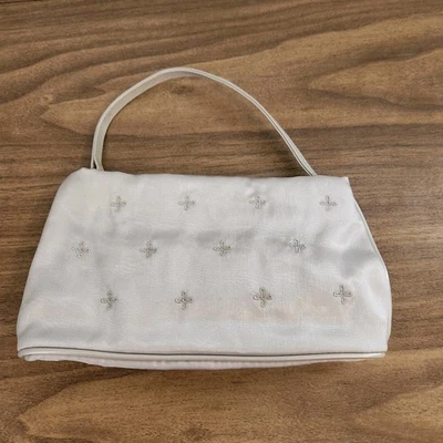 Bolso sin asas plateado metálico para maquillaje asa 9,5”x 5,5” PVC bordado Foto 1 de 4