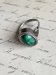 Jolie Bague ancienne en argent Massif et pierre verte - Bijoux Ethnique Vintage - Picture 1 of 5