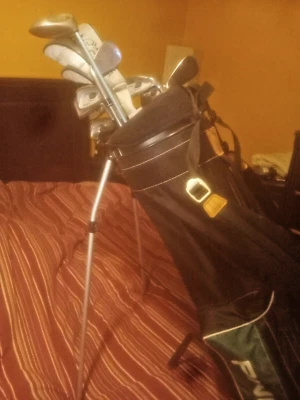 Bolsa de golf y 13 palos de golf Golfmith Lady de gran tamaño de hierro para mujer diestra Foto 1 de 4