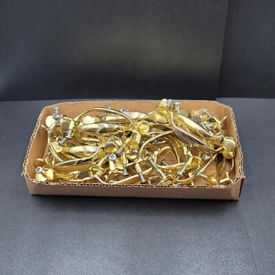 Lote de 32 tiradores de gabinete de cajones de colección enchapados en latón herrajes en tono dorado incluidos Foto 1 de 4