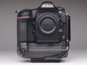 Nikon D850 scocca con impugnatura batteria e angolo L - Foto 1 di 7