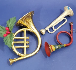 3 ornamenti vintage 2 corni francesi 1 tromba plastica dipinta a mano anni 30-60 - Foto 1 di 10