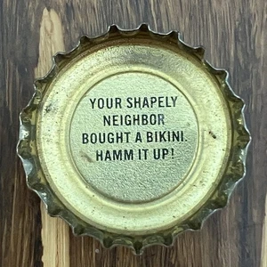 1970 EE. UU. Hamm It Up! Funny Crown Cap: Your Shapely Neighbor Bought A Bikini - Imagen 1 de 2