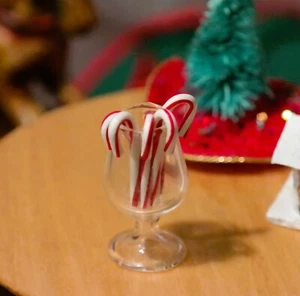 Casa de muñecas miniatura NAVIDAD VACACIONES BASTONES DE CARAMELO EN COPA DE VIDRIO_SNIFTER_1:12 + - Imagen 1 de 9