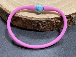 Armband mit 10mm Larimar Kugel, Silikon rosa 18cm, Edelstein, Schmuck - Bild 1 von 8