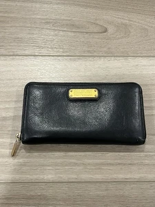 Cartera continental Marc By Marc Jacobs de cuero negro con cremallera alrededor logotipo de latón dorado - Imagen 1 de 7