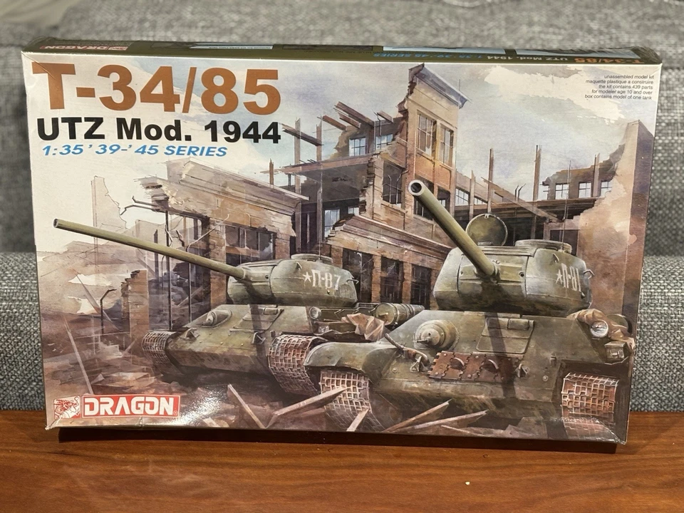 1/35 Dragon 6203: T-34/85 UTZ Mod.1944 Soviet WWII Tank - Image 1 of 1
