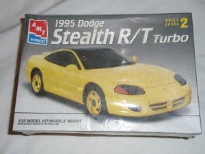 AMT/Ertl 1995 Dodge Stealth R/T Turbo Sport Car Vintage 1994 1:25 Model Kit - NUOVO - Foto 1 di 3