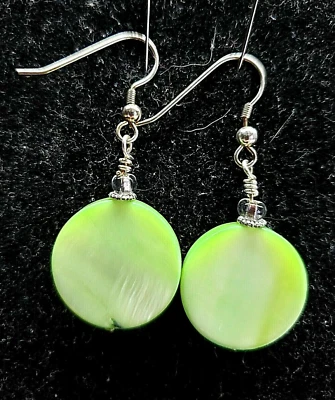 Pendientes colgantes naturales madreperla teñidos verde lima alambre francés playa artesanal Foto 1 de 4