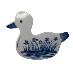 Adorno plano de pato nadador de porcelana estilo Russ Delft con decoración floral - Imagen 1 de 6