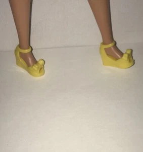 Moda bambola zeppa scarpe giallo KK Sindy piedi con tacco curvy Barbie solo scarpe - Foto 1 di 4