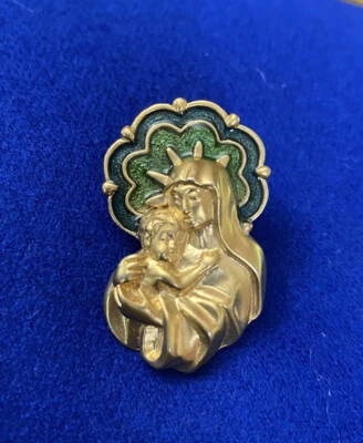 Broche vintage verde esmalte fosco tom dourado Madonna Maria Jesus kitsch religioso - Imagem 1 de 4