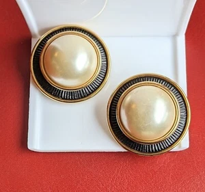 Vintage großer Runway Knopf goldfarben Kunstperlen Cabochon schwarz CLIP 1 1/2" Ohrringe - Bild 1 von 8