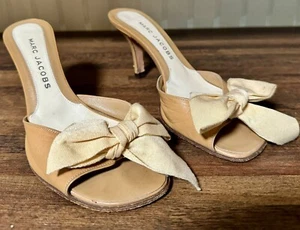 Sandalias de tacón Marc Jacobs beige mulas talla US 7 EU 37 acento de lazo hechas en Italia - Imagen 1 de 15