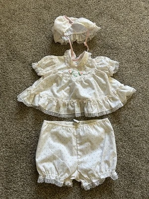 Vestido, pantalones y gorro de plástico para muñecas bebé niña de colección Foto 1 de 4