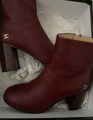 Botas curtas CHANEL Borgonha couro de bezerro com logotipo dourado. tamanho 8/38,5 - Imagem 1 de 4