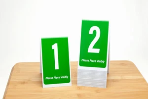 Números de mesa, 1-50, verde con números blancos, estilo tienda de campaña, plástico, envío gratuito - Imagen 1 de 1