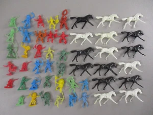 1/72 LOT DE 33 CAVALIERS ET PIETONS INDIEN COWBOY WESTERN YF HONG KONG 1960-70 - Imagen 1 de 3