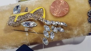 Beautiful decorative Brooch Pin Comet Goldfish Crystals New - Picture 1 of 5
