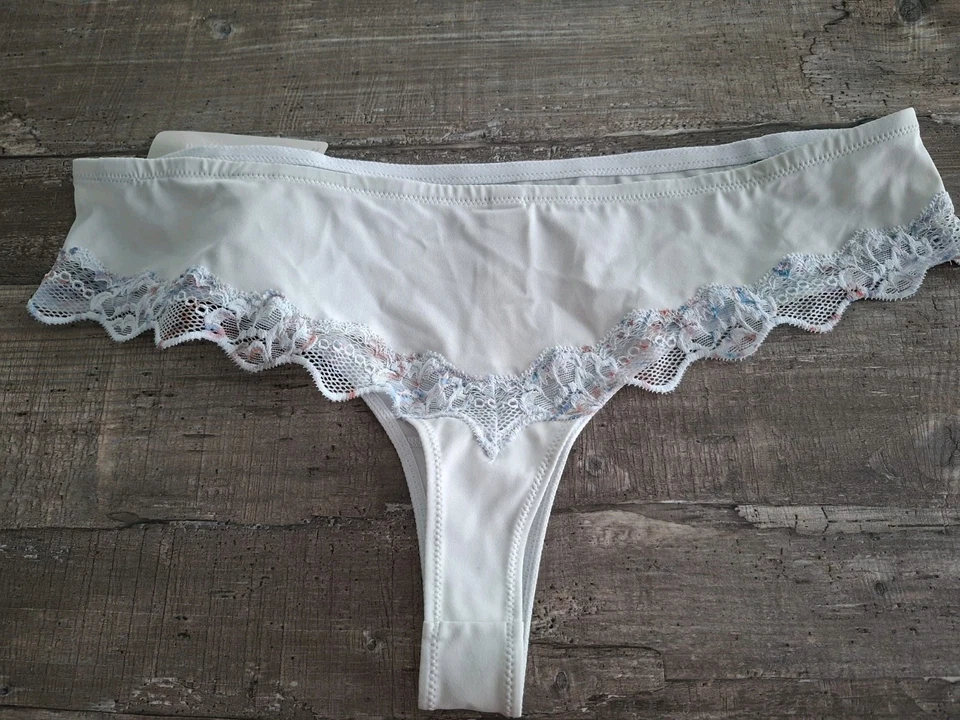 Triumph "Amourette Charm Brazilian String hellblau mit Stickerei,Spitze Gr.42 - Bild 1 von 1