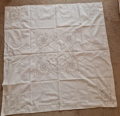 Mantel cuadrado beige bordado y patrón crochet vintage Foto 1 de 4