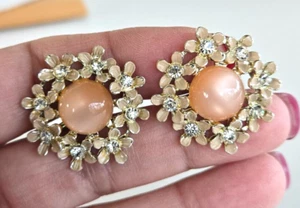 Karu Arte Clear RS Peach Moonglow Floral Gold Tone Screw Back Earrings 1-1/8" - Picture 1 of 6