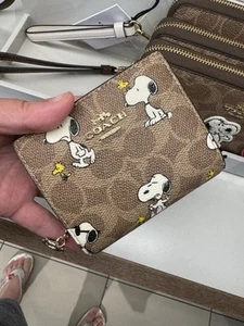 Neu mit Etikett Coach X Peanuts Geldbörse mit Druckknopf aus charakteristischem Canvas mit Snoopy-Druck CBN32 - Bild 1 von 3