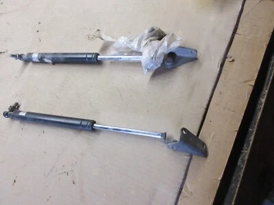 MITSUBISHI 3000 GT VR4 1999 JUEGO DE BISAGRAS DE CAPÓ Y SOPORTES DE PISTÓN DE HÉLICE Foto 1 de 4