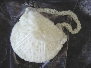 NEU HANDGEFERTIGT weiß gehäkelt Hochzeit Handtasche/Tasche detailliert ~ Perlenschnur & Schleife - Bild 1 von 9