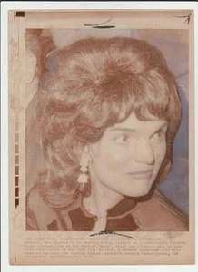 JACQUELINE KENNEDY ONASSIS - BILTMORE ROCK MUSICAL "HAARE" DRAHTFOTO 18. DEZEMBER 1970 - Bild 1 von 2