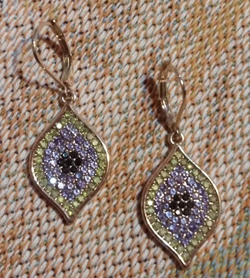 Pendientes colgantes Simply Vera Wang tono dorado cristal llamativo en púrpura  Foto 1 de 4