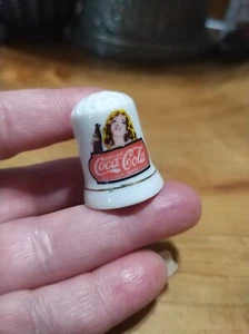 Ditale porcellana pubblicitaria Coca-Cola vintage anni '90. Bionda - Foto 1 di 4