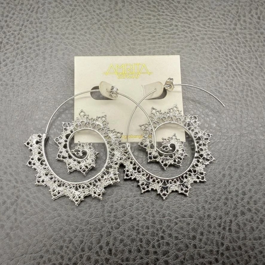 Pendientes de aro en espiral Amrita Singh tono plata filigrana declaración joyería perforada Foto 1 de 4