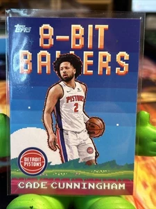2025-26 Topps Flagship Basketball Cade Cunningham #8B-1 8-Bit Ballers - Foto 1 di 2