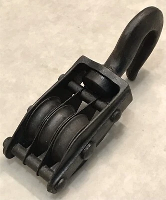 Outil Ancien poulie en fer à 3 réas - Photo 1/4