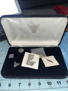ADLER PFADFINDER PRÄSENTATIONSBOX MIT 3 MENTOR PAPA ENTDECKER PALME OA PINS PFADFINDER - Bild 1 von 1