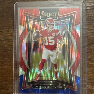 Amortiguador Prizm #33 Panini Select rojo azul 2024 Patrick Mahomes II Chiefs - Imagen 1 de 2