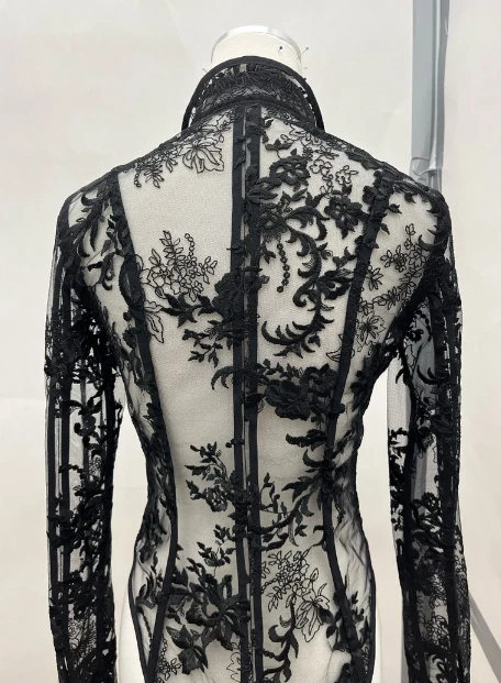 Blusa de encaje bordada floral negra (rara y hecha a mano) Foto 1 de 4