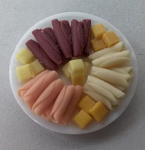 Bandeja realista de carne y queso para casa de muñecas escala 1:12 - Imagen 1 de 2