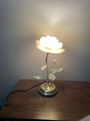 Lámpara táctil de mesa Collections Etc flor de loto Foto 1 de 4