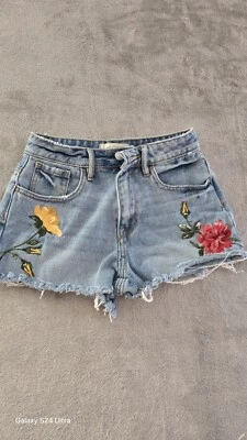 Pantalones Cortos Pacsun Bordados Floral Tiro Alto Denim Corte Deshilachado Dobladillo Foto 1 de 4