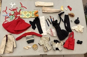 Lotto vestiti e accessori vintage BARBIE & KEN DOLL anni 60 30+ pezzi + 15 hangar - Foto 1 di 23