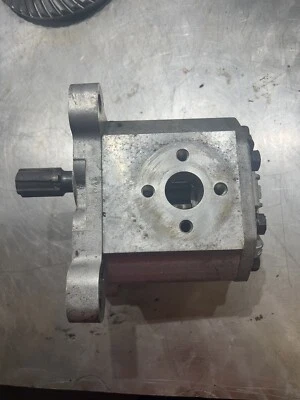 Hydraulic Pump for Massey Ferguson 200 Series Crawler with Blade/Back Actor. - Image 1 of 4