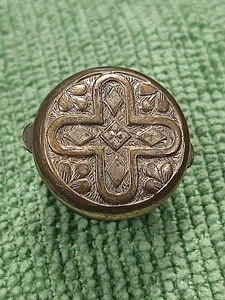 Antique Vintage WILEY & SON Bachelor Button With Decorative Etched Face - Picture 1 of 9