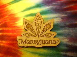 MARTYJUANA GRANJA MARIHUANA HIERBA CANNABIS MACETA HOJA-SOLAPA MADERA SOMBRERO PIN-NUEVO - Imagen 1 de 3