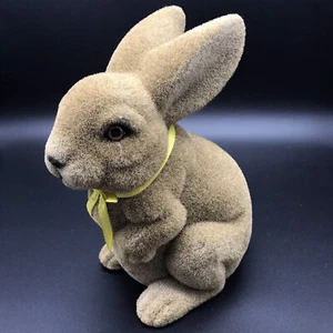 Vintage beflockter Hase Häschen Figur braun sitzend gelb Schleife Ostern Frühling 8 Zoll - Bild 1 von 8