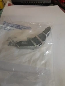 Genuine GM Fuel Injector Bracket 12673447 - Picture 1 of 2